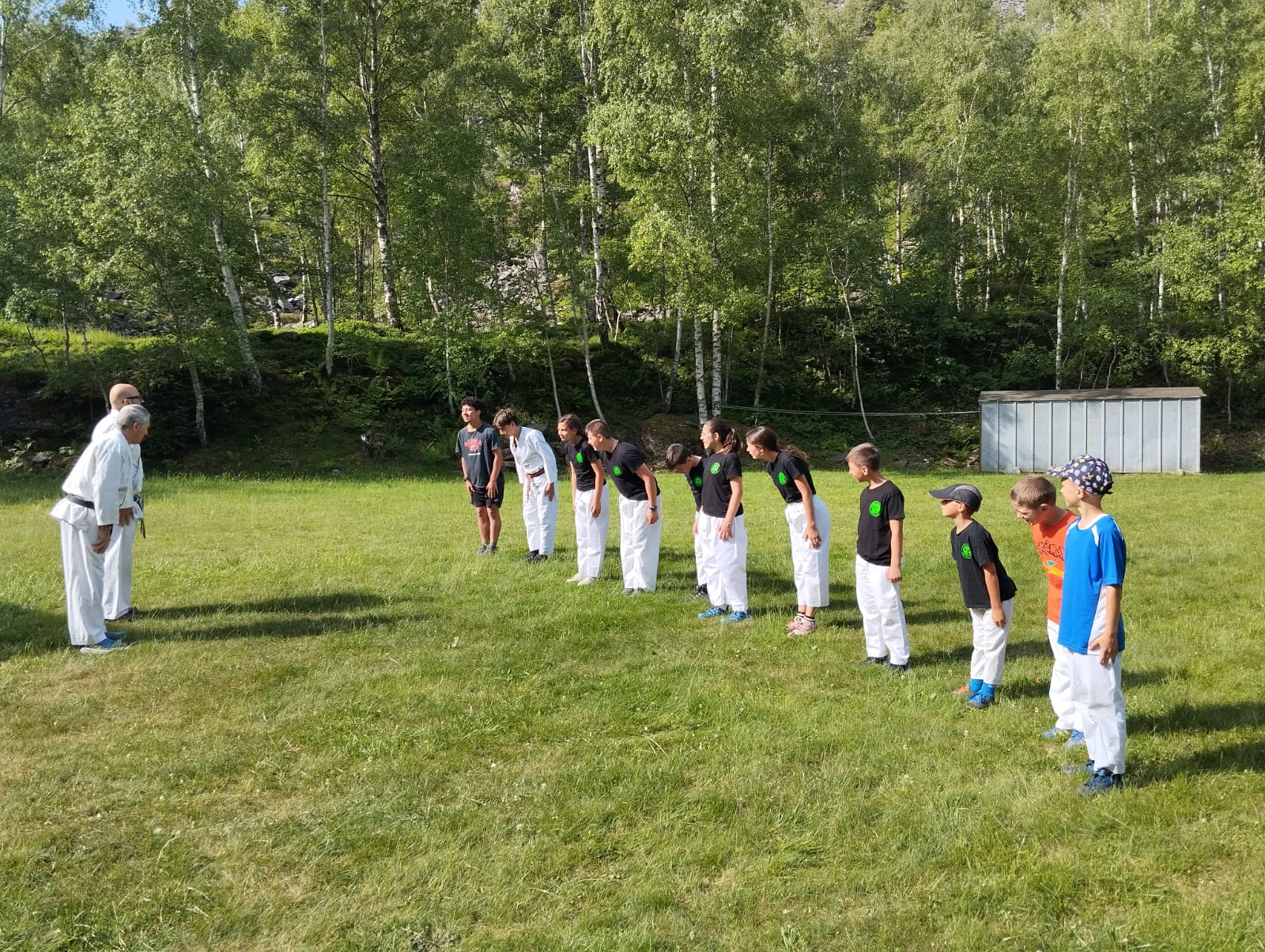 Saluto durante un allenamento all'aperto del Karate Camp